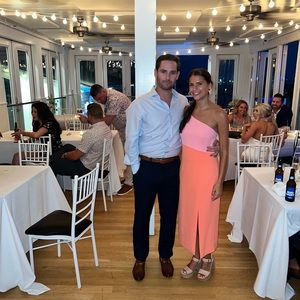 Gorgeous, comfortable, trendy and flattering one should dress midi dress! Size 2